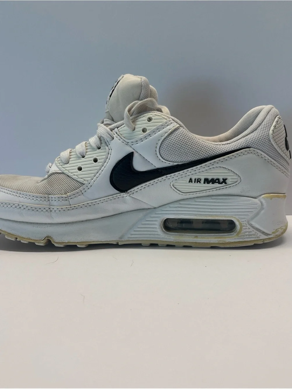 Nike White and Black Air Max Retro Runner men’s size 8.5 women’s size 10